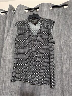 Dana Buchman Black & White Patterned Sleeveless V-Neck Top